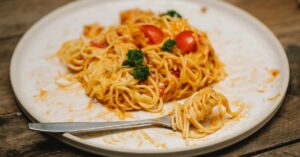 Romantiikka - Romantasy-obsessio: Miksi fantasia ja rakkaus vetoavat meihin niin voimakkaasti?