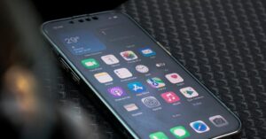 Miksi Tesla CarPlayn julkaisu viipyy? Selvitämme syitä ja